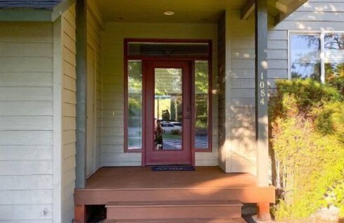 Redmond House | Eagle Crest dog friendly on the golf course home