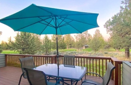 Redmond House | Eagle Crest dog friendly on the golf course home