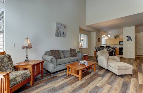 Redmond House | Eagle Crest Resort Townhome, Pool Access, Nearby Golf, Pickleball, Tennis, Large patio, Fireplace