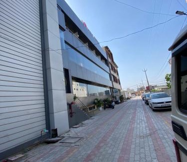 Bettiah Hotel | Eagle Hospitality ! Lift ! Large Rooms ! Parking ! Top Rated and Most Awarded Property by SIDHAM Group