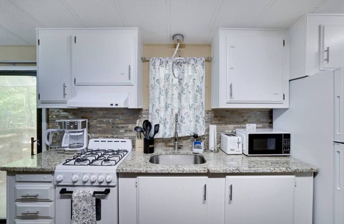 Gouldsboro Cabin | Eagle Lake Cozy 2BR Pocono Cabin Near Attractions