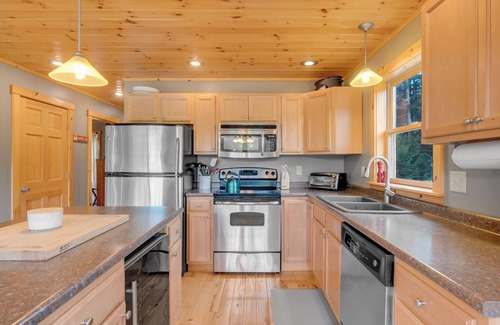 Bethel House | Eagle Ridge Chalet- Modern Chalet Close to Downtown Bethel