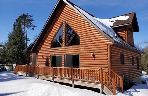 Land O Lakes Ski Chalet | Eagle's Nest luxury lakefront chalet all season lodge. Allows pets!