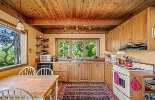 Neahkahnie Beach Cottage | EAGLE'S NEST: Ocean View - Connect with the Soul of the Oregon Coast