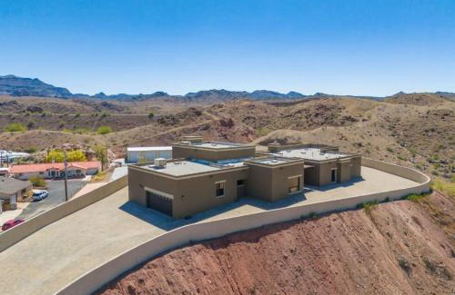 Parker Strip House | Eagles Lair, Poolside Luxury!