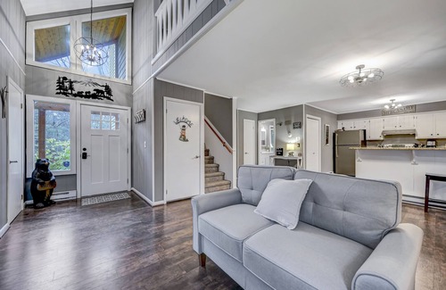 Lake Harmony House | Eagles Lodge -Enjoy this newly updated rental located in the Heart of Split Rock