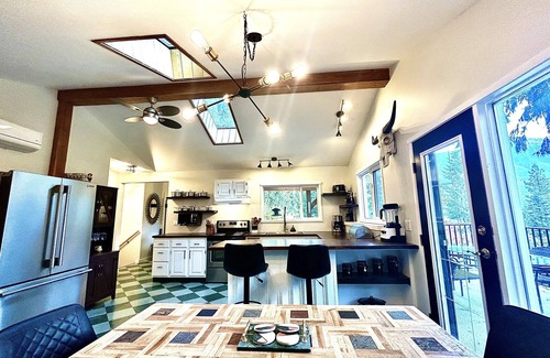 Balfour Ski Chalet | *EAGLES NEST* Luxury Mountain Chalet Retreat- HOT TUB * POOL TABLE * SPA BATH