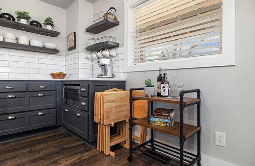 Eagle Rock Cabin | Eagles Roost. Wifi & Dog Friendly. Covered porch & upper Deck w/Sunset Views