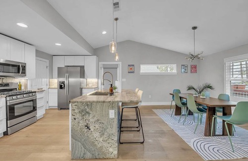 East MLK House | East ATX 4BR Getaway - Games | BBQ | Cowboy Pool