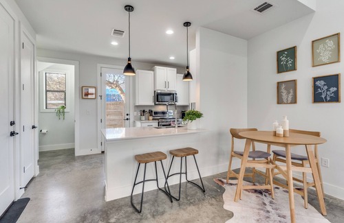 Govalle House | East Austin Hideaway 2-bedroom house with AC and Google Fiber