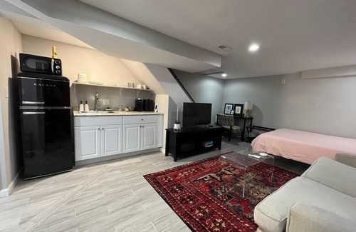 Northeast House | East Boundary Stone 3BR/2BA Townhome - Free St. Parking