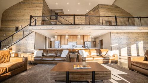 Ashton House | East Cabin- Yellowstone Family Retreat- Sled Hill