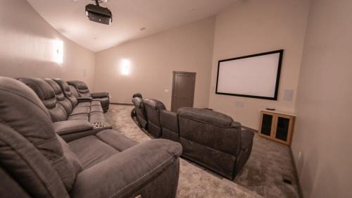 Ashton House | East Cabin- Yellowstone Family Retreat- Sled Hill