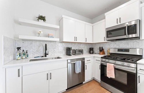 Blackshear-Prospect Hill Condo | East Downtown 3BR Condo | Free Parking | Sleeps 7