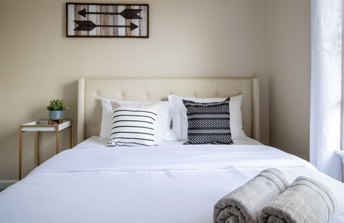 Langdon Place House | East End Charmer, King SUITE, Private Parking!! Internal name: Duplex