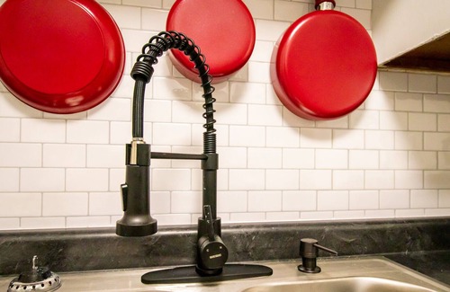 Langdon Place House | East End Charmer, King SUITE, Private Parking!! Internal name: Duplex