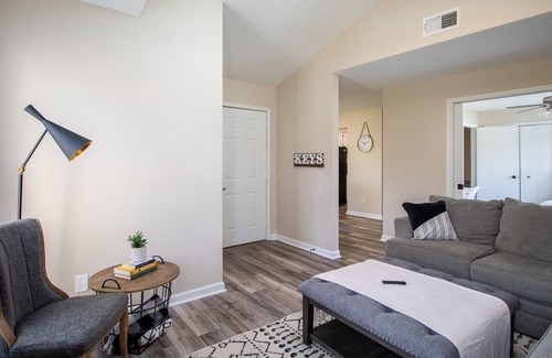 Langdon Place House | East End Charmer, King SUITE, Private Parking!! Internal name: Duplex