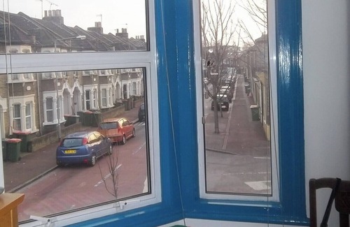 Canning Town Apartment | East London ApartmentSleeps2-Garden-TransportLinks