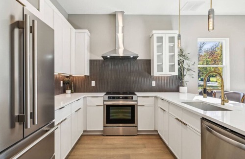 Madison House | East Nash Luxury Escape w/Rooftop Deck-Sleeps 12!