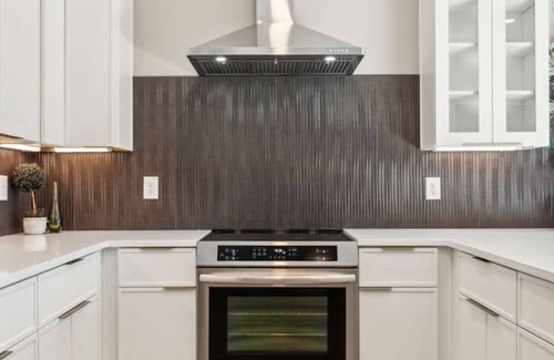 Madison House | East Nash Luxury Escape w/Rooftop Deck-Sleeps 12!