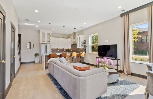 Madison House | East Nash Luxury Escape w/Rooftop Deck-Sleeps 12!