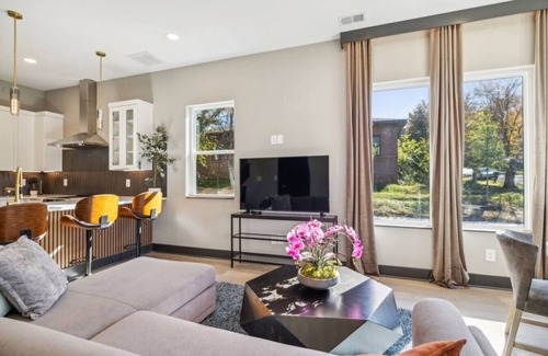 Madison House | East Nash Luxury Escape w/Rooftop Deck-Sleeps 12!