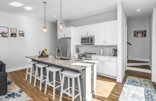 Nashville House | East Nashville Townhome 5min to Grand Ole Opry! Rooftop Deck, Grill, TV and Golf