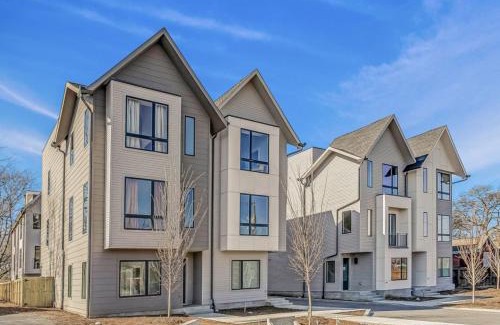 Nashville House | East Nashville Townhome 5min to Grand Ole Opry! Rooftop Deck, Grill, TV and Golf