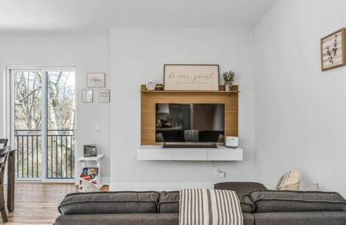 Nashville House | East Nashville Townhome 5min to Grand Ole Opry! Rooftop Deck, Grill, TV and Golf