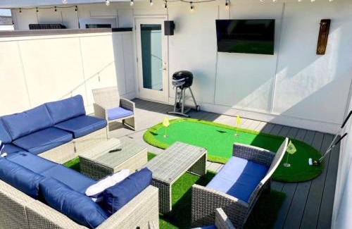 Nashville House | East Nashville Townhome 5min to Grand Ole Opry! Rooftop Deck, Grill, TV and Golf