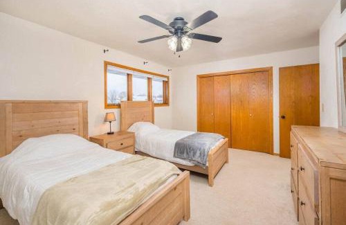 Appleton House | East Side 3 Br 2 full bath King Bed