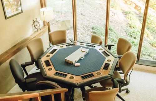 Burdett House | East Side Lake House Spacious home. Drift Away.