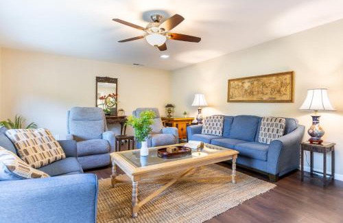 Montecito House | East Valley Manor by AvantStay Minutes to the Beach