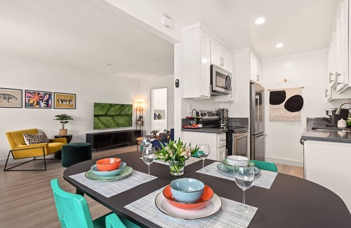 Alamitos Beach Apartment | East Village Arts District, King Suite w/Sofa Bed