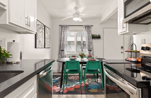 Alamitos Beach Apartment | East Village Arts District, King Suite w/Sofa Bed