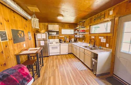 Adams Cabin | Easton Lake Retreat – Cozy Cottage & Hot Tub