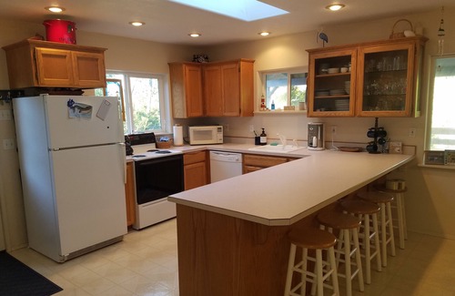 Florence House | Easy 5-minute walk to Heceta Beach! Clean family-sized house with a huge deck.