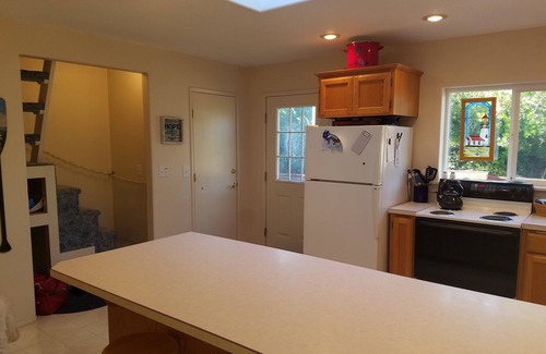 Florence House | Easy 5-minute walk to Heceta Beach! Clean family-sized house with a huge deck.