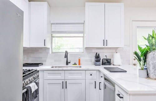 Old Enfield House | Easy access to everything from this centrally located Home in Austin!n