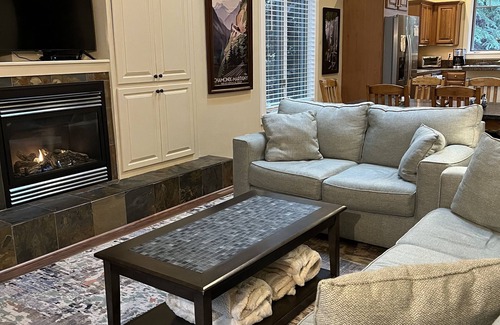 Victor House | Easy Access to Jackson Hole, Targhee, Tetons, Yellowstone. Private Hot Tub.