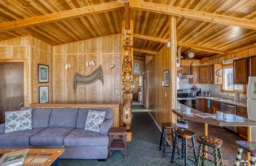 Tierra Del Mar House | Easy-Going Fun in this Five-Bedroom Oceanfront Home with Private Beach Access