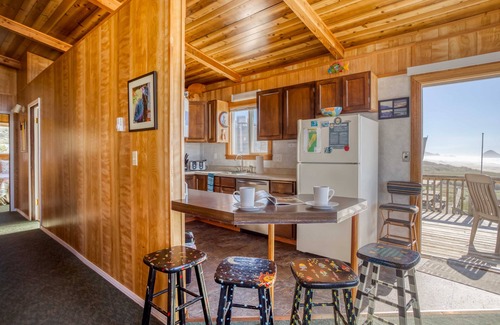 Tierra Del Mar House | Easy-Going Fun in this Five-Bedroom Oceanfront Home with Private Beach Access