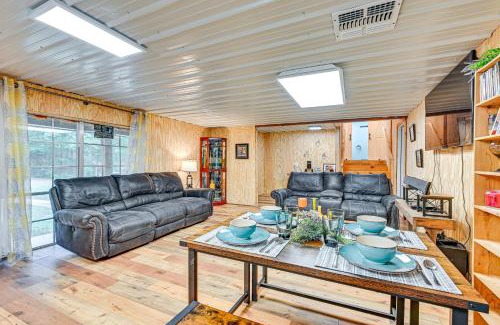 Texarkana Apartment | Easy I-30 Access Cozy Texarkana Apt with Essentials