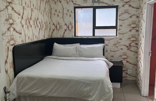 Rosettenville Hotel | Eccentric Hotel Lounge, With Bars And Nightclubs in Premises