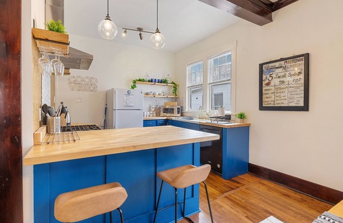 Cooper-Young Historic District House | Eclectic 2 Bed/1 Bath Near Cooper Young/Liberty Bowl with Clawfoot Tub!