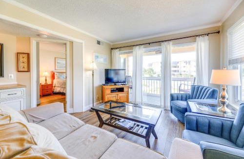 Morehead City Apartment | Eclectic Atlantic Beach Condo with Amenity Access!