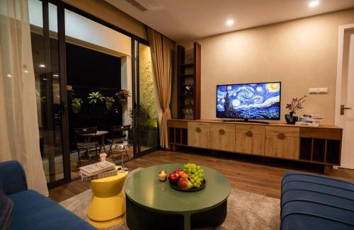 Quang An Apartment | Eclectic & Popart 2 BR Apt with Lake view