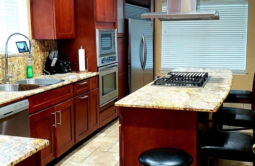 Houston House | Eclectic Retreat - Hou/Pearland/Missouri City - 4BD/2.5BT Home w Huge Yard!