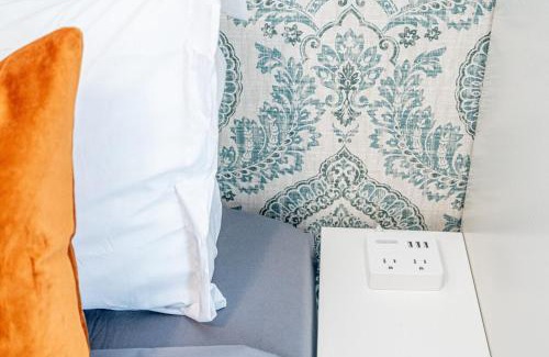 Mount Pleasant Apartment | Eco-Friendly Condo with AC Gym and Parking near SkyTrain for 5