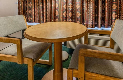 Altoona Hotel | Econo Lodge Altoona I-99